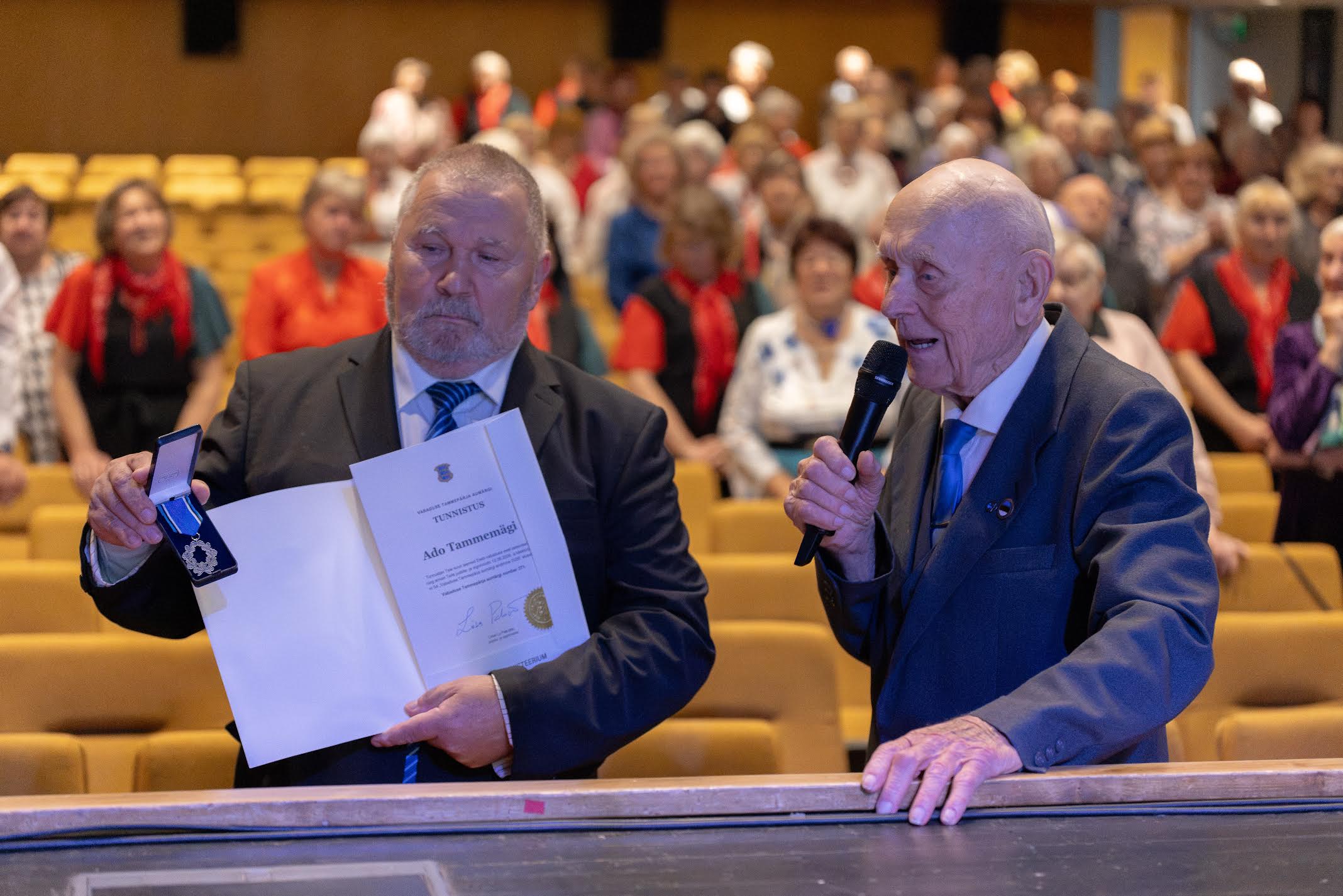 Tänavu oli Vabaduse Tammepärja aumärgi saajate seas Ado Tammemägi (paremal), kes on 1941. aasta küüditamise üle elanud ning kuulunud Memento Võrumaa Ühendusse selle asutamisest saadik. Ta on korraldanud mälestuspäevi, toetanud represseerituid ja jaganud oma Siberi-mälestusi. Eakate festivalil andis talle tunnustuse üle Eesti Memento Liidu juhatuse esimees Arnold Aljaste. Fotod: AIGAR NAGEL
